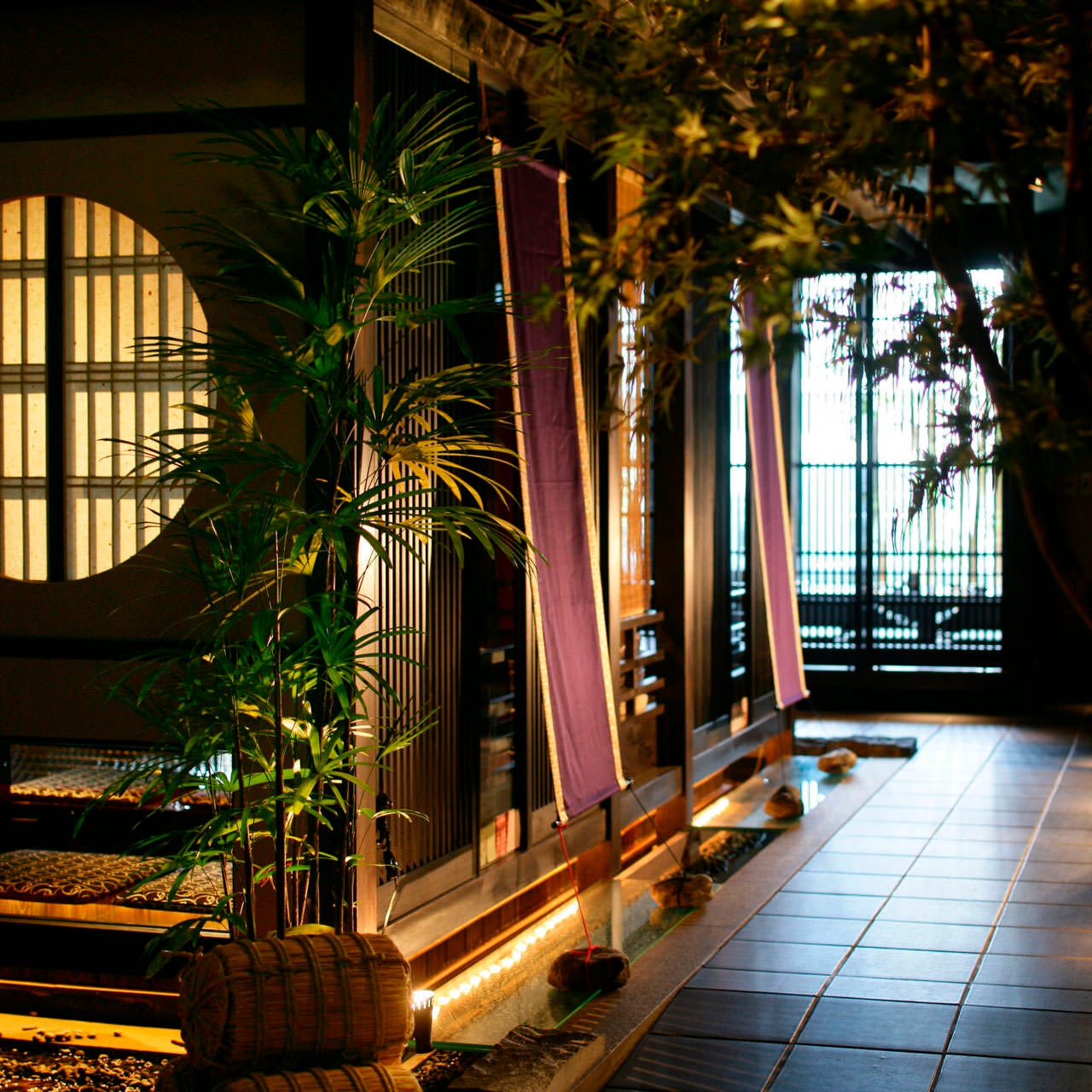 贅沢な京町造りの店内空間でゆっくりとお食事をお楽しみください