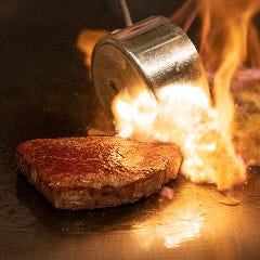 目の前で焼き上げる音や香りや焼き手との会話もご馳走です。