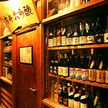 当店7階「日本酒の貯蔵庫」には常時500種以上の日本酒を取り揃えております。常に室温を10度に保ち、徹底した品質管理を行っております。ウォークインタイプになっておりますのでジャケット買いも可能。東京ではここでしか飲めない日本酒がずらりと並びます。