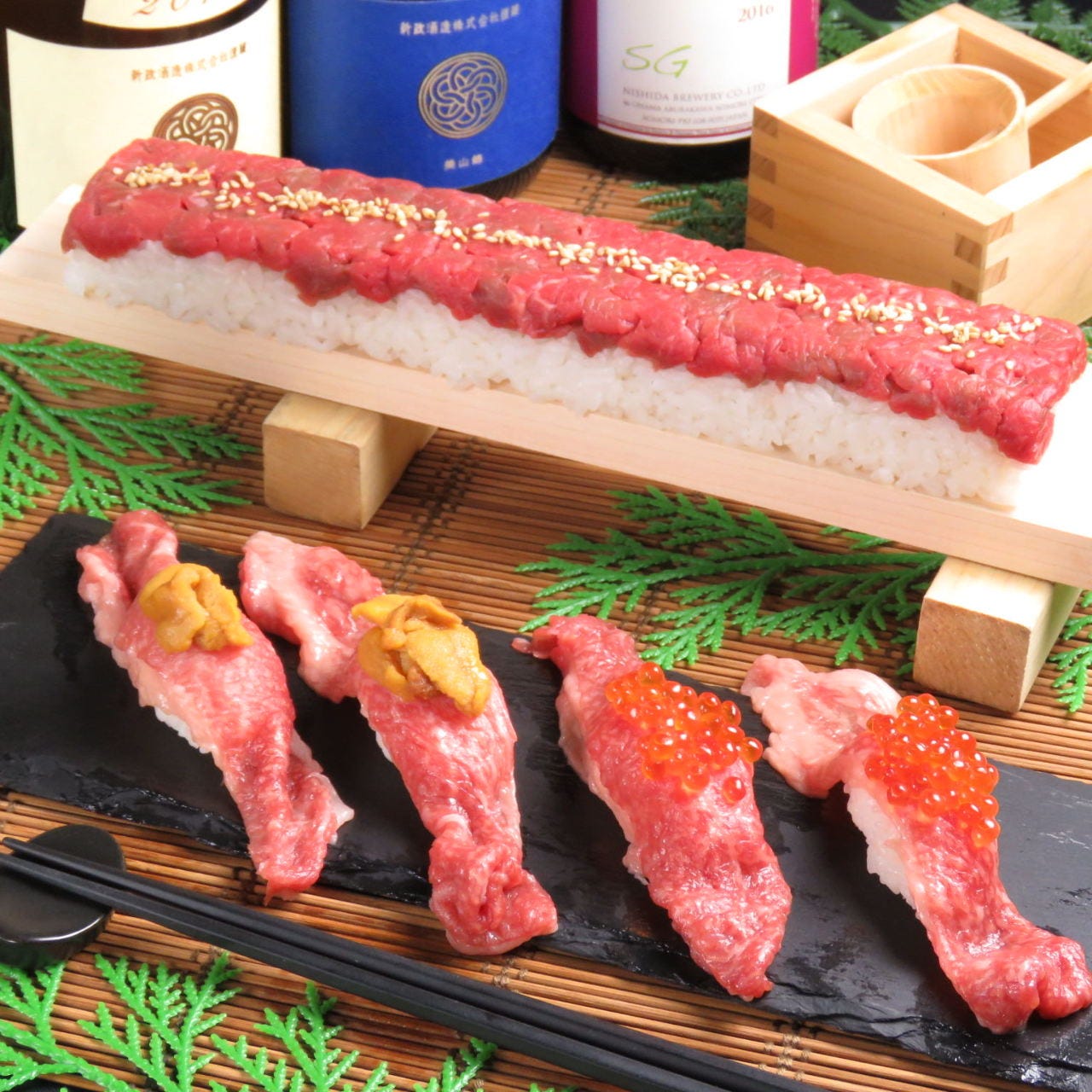 【うにくら・ユッケ寿司・ローストビーフも】《うにく》《にくら》牛ユッケ寿司等が付いた全8品2時間飲み放の詳細|個室 くずし肉割烹 とろにく ...