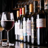 自慢のお肉料理に合わせて、ワインもこだわりのセレクト。グラスワインのほか、スペインのスパークリングやチリやアルゼンチン、イタリア産のものをメインに“お手頃価格でおいしいワイン”を厳選しています。