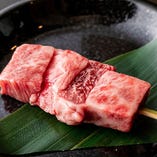 良質の赤身と脂が重なり合った「松阪牛中落ちの串焼き」。赤身の旨味が濃厚で、甘い脂と相まって、リッチでとろけるような味わいに。こってりしたお肉がお好みの方におすすめ。自家製オニオンソース、塩、タレでどうぞ。
