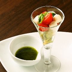ビールがよくすすみむおつまみもご用意しております。