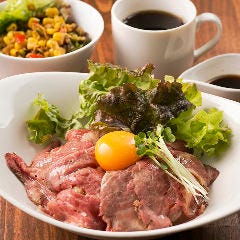 ランチはコーヒーとサラダ付！ローストビーフ丼☆