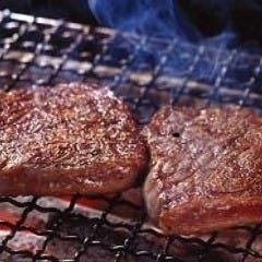 オープンキッチンでは、鍋もの・炭火・鉄板を用いて調理致します