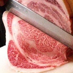 厳選した松阪牛を一枚一枚手切りで切り出します