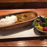 牛すじカレー(ミニサラダ付)