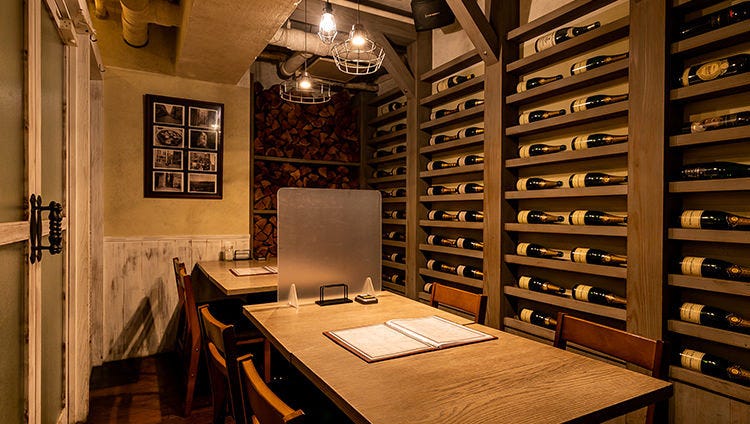 ワインボトルがずらりと並ぶおしゃれな雰囲気の店内