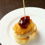 ハマる味！チーズフライ×苺ソースのピンチョス