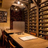 壁一面のワインが印象的な個室