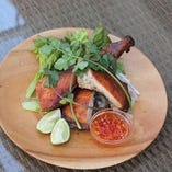 【タイ風焼き鳥『ガイヤーン』】骨付き鶏肉をじっくりこんがり焼き上げた逸品です。スパイシーでクセになる美味さ♪