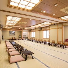 割烹・会席 義の屋_【3F 最大宴会60名様】
最大60名様まで可能な大部屋は、パーテーションで区切って、20名様と30名様での宴会個室としても利用可能。大人数の宴会はお任せください！