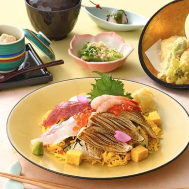 ANAクラウンプラザホテル新潟 和食ダイニング 蔵_〈季節のランチ・3〜5月〉炙りのど黒と海鮮の彩りちらし寿司御膳