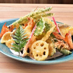 ジャンボ釣船 つり吉 難波店_旬菜を愉しむ、サクサクの天ぷらや串かつもおすすめの一品