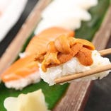 [当店の握り寿司]
米はコシヒカリ、特製寿司酢には赤酢を使用。