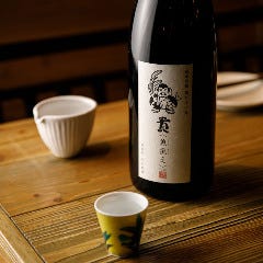 「貴＜魚誂え＞」は透明感のある辛口酒