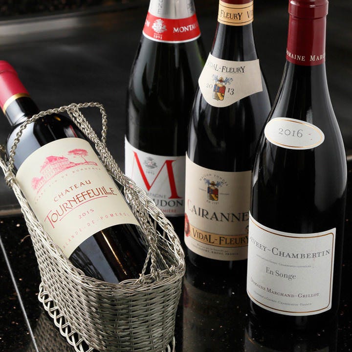 フランス産を中心に、世界各国から厳選したワイン多数ご用意