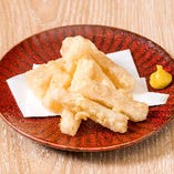 沁み大根天ぷら
歯ごたえを残して出汁で炊いた大根を天ぷらに。
サクジュワな食感でお愉しみください。