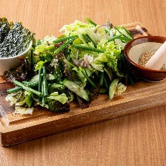 サラダも色々♪お肉だけでなく野菜もたっぷり食べましょう！