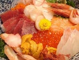特大海鮮丼　季節物の魚がいろいろです！