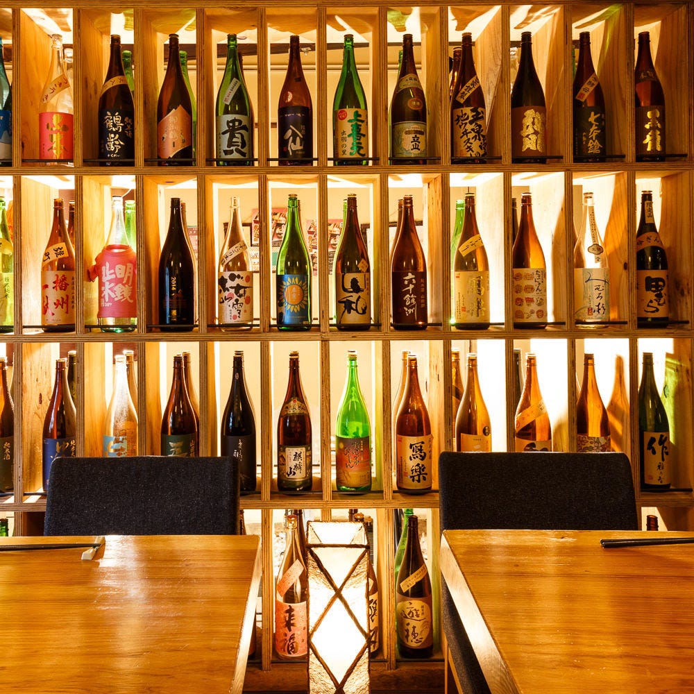ずらっと並んだ日本酒の棚が皆様をお出迎え。