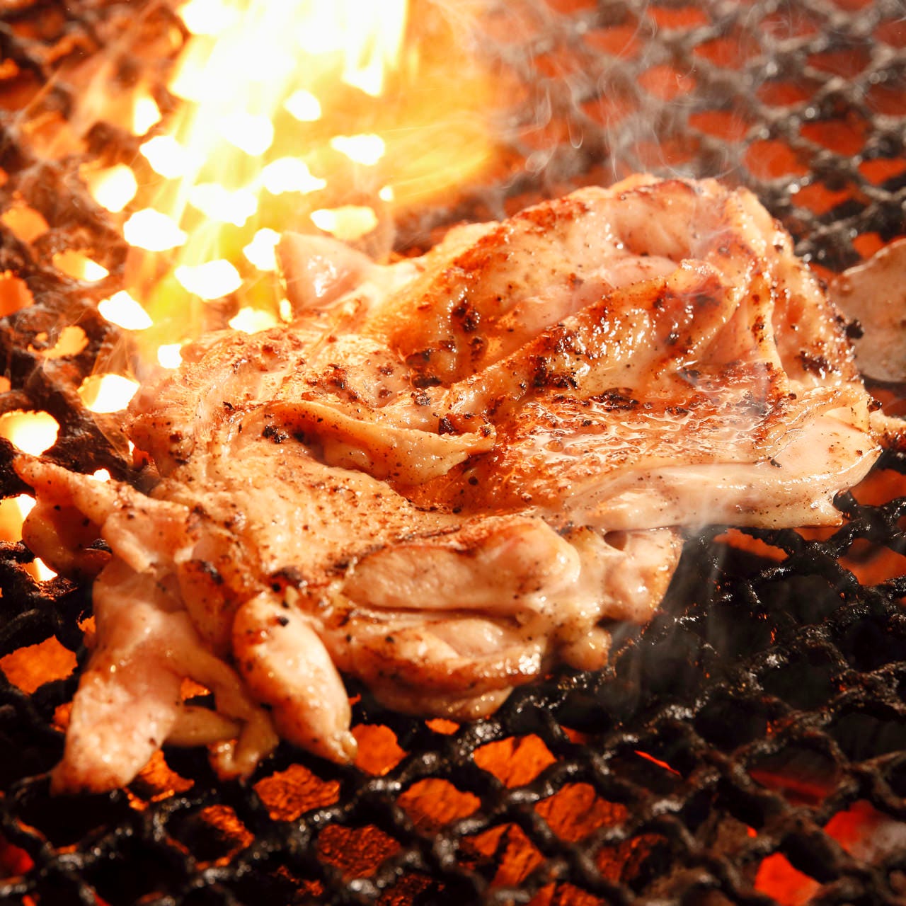 炭火で豪快に焼いた旨みたっぷりの多彩な鶏料理をご堪能ください