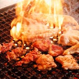 じっくりと旨味を凝縮させて炭火で焼き上げる自慢の鶏料理