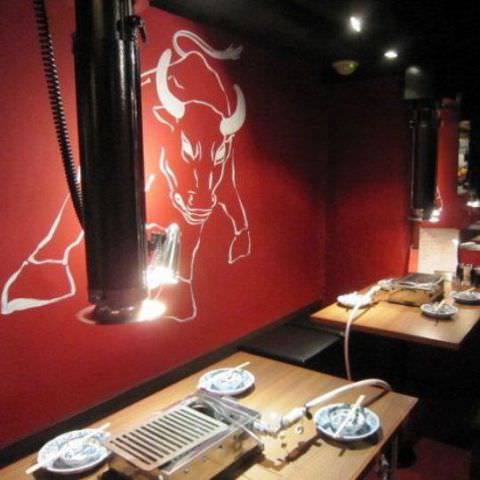 赤い壁に牛が描かれたヒレ肉の宝山 錦糸町店の店内