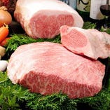 和牛肉のステーキは、「ハラミ」「ヘレ」「三角バラ」「サーロイン」よりお好みでお選びください！