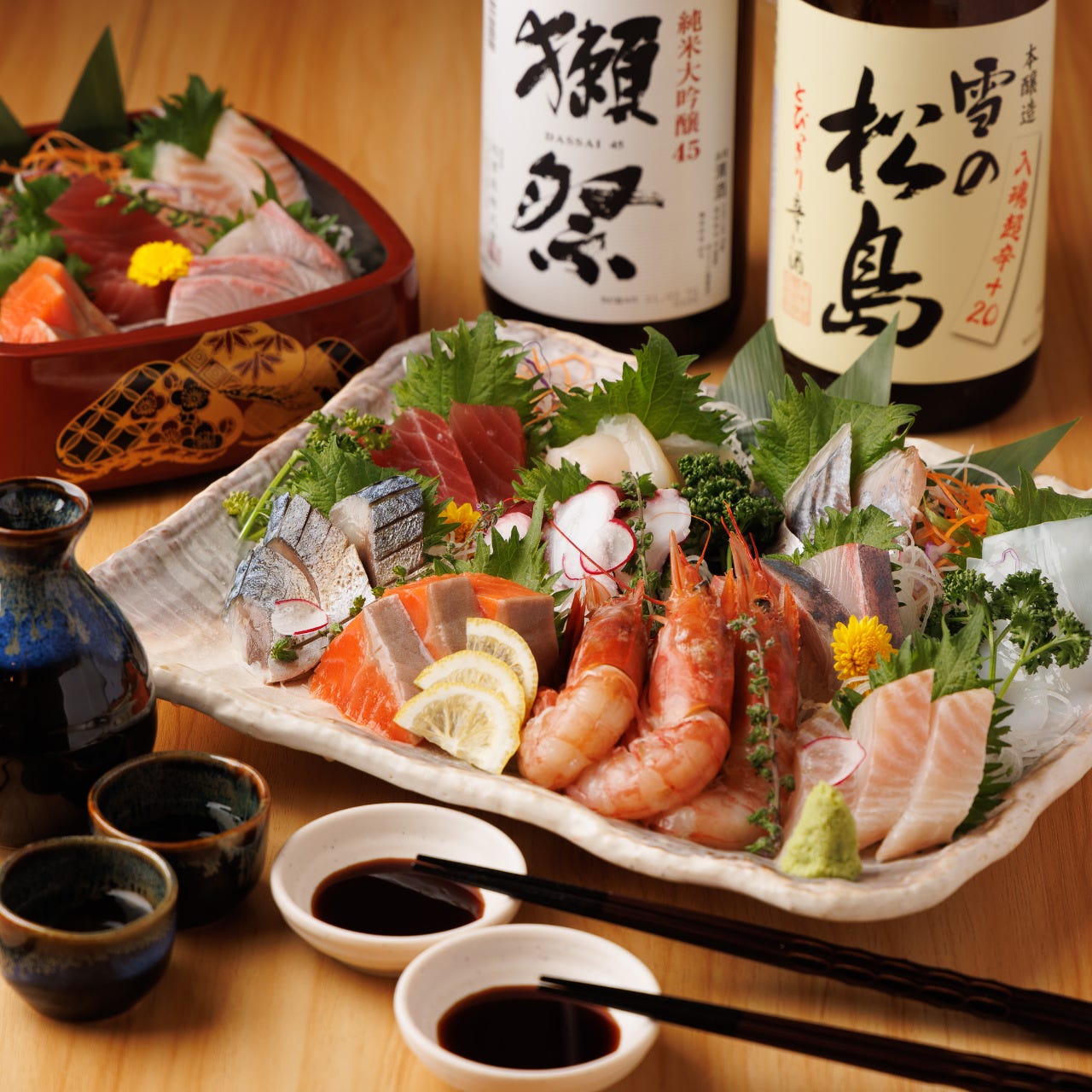 晴れる屋 立川店の酒と刺身が並べられている様子