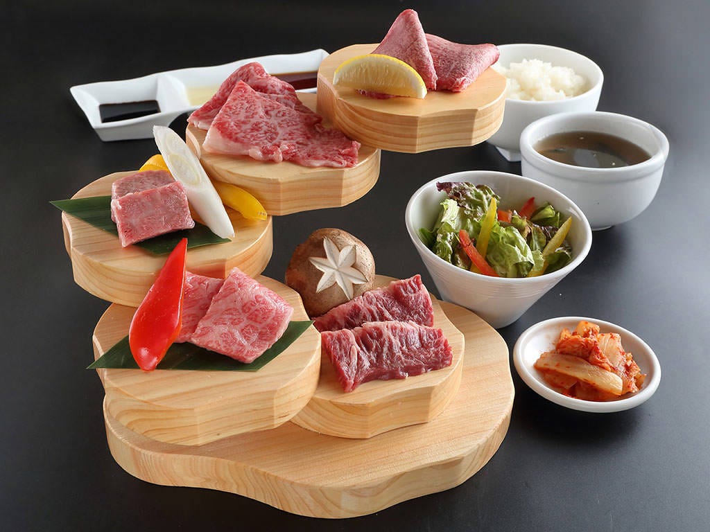 バリエーション豊富な生肉が盛り付けられた「焼肉の牛太 本陣 弁天町ベイタワー店」の「ベイタワー特選ランチ」
