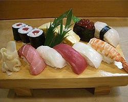 決まり物のお寿司も各種あります。
（写真は上にぎり）