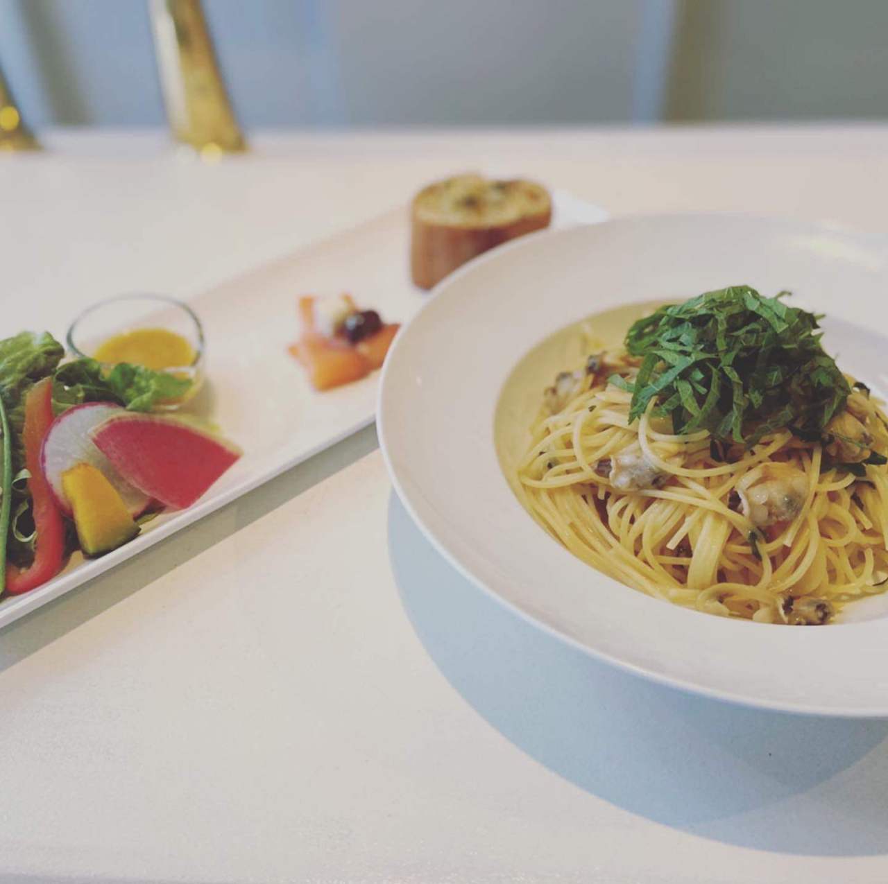 パスタセットが白いテーブルにのった様子