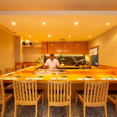 中洲 魚と肴 にし山_『カウンター席個室』少人数様でも店内丸ごと個室としてご利用可能（6～9名様）