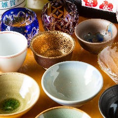 中洲 魚と肴 にし山_【こだわりの酒器】
酒器によっても味わいや香りは変わるものです。色鮮やかなものから落ち着いたものまで、使用する酒器の種類は様々。味だけでなく視覚からもお楽しみいただけるよう、当店では酒器もお選びいただけます。