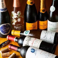 中洲 魚と肴 にし山_【ワインとご一緒に】
和食と合わせる美酒は日本酒だけにあらず。本場であるフランス、ニューワールドとも呼ばれるチリやアメリカからも銘柄を厳選してご用意しています。料理の味を引き立てる、和食とワインのマリアージュをお楽しみください。