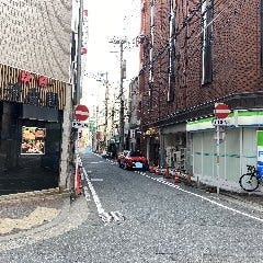中洲 魚と肴 にし山_コンビニが見えたら、手前の角を左に曲がります。