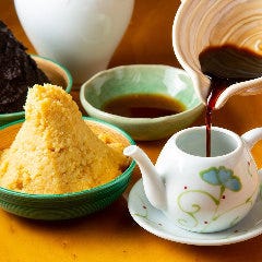中洲 魚と肴 にし山_【味への探求心】
自ら選んだ食材で作る料理を理想の味わいに仕上げるためには、自ら調味料を作ることもいとわず。味噌や出汁、醤油などもブレンドや自家製にこだわります。研鑽を積み重ねてきた大将のこだわりが詰まった、にし山の味をご堪能ください。