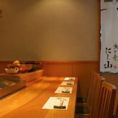 中洲 魚と肴 にし山_【カウンター席】
大将の調理風景を眺めながら食事を楽しむ優雅なひととき。お客様への配慮を忘れず、居心地の良い空間作りを心掛けております。横並びで愉しむ美食と美酒。大切なパートナーとのお食事にもぜひ。おひとり様もお気軽に。仕事終わりの自分へのご褒美に旬めしで。