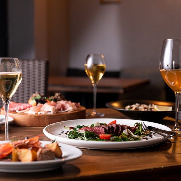 ローストビーフやサラダとお酒が並ぶテーブル