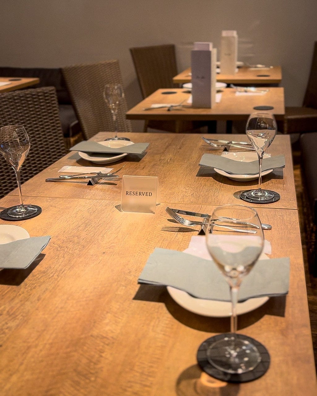 洗練された温かみのあるテーブル席