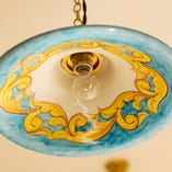 独特な色・風合いが特徴の陶器で出来たランプシェードも、ナポリ職人が創ったオーダーメイド品