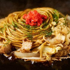 お好み焼酒場 花まる亭 船場店_モチモチ食感が絶品！焼きそばに使用する麺は、口当たりにこだわったオリジナルの丸型麺。食べ応えのある自家製のモチモチ太麺なので、甘めのソースとの相性抜群！『濃厚ソースと麺の香ばしさがたまらない』と大好評◎こだわりキャベツに肉厚のイカと豚がたっぷり入っているから、大満足間違いなしの逸品！