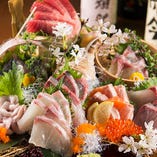 【旬の鮮魚をご堪能】
築地から仕入れる鮮魚は抜群の美味しさ