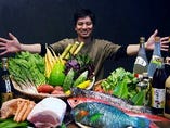 『島素材』沖縄県産のお野菜やお肉、お魚などをふんだんに使用し、沖縄郷土料理や創作料理を品数豊富にご用意しております。
あぐー、もとぶ牛、山城牛、石垣牛、やんばる若鶏、いまいゆ（鮮魚）に各種お野菜、沖縄の食材を取り入れたメニューを豊富に取り揃えてお待ちしております。