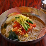 【冷めん】
本場韓国のコシのある冷麺を使用。牛すじを炊いてとったまろやかな味わいのスープと合せています。お酢をかけて食べても美味しい！味はお好みで調節してください。