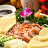 肉厚にカットされた北京ダックをヤーピン（鴨餅）にのせ、味香園特製の甘い味噌をつけてお召し上がり下さい。