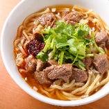 新しい台湾名物「紅焼牛肉麺780円」。パクチー増しもあります！