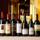 シニアソムリエが、約200種類のイタリアワインを厳選。