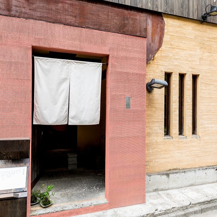 店名がなく白ののれんがかかった和食こばやしの外観